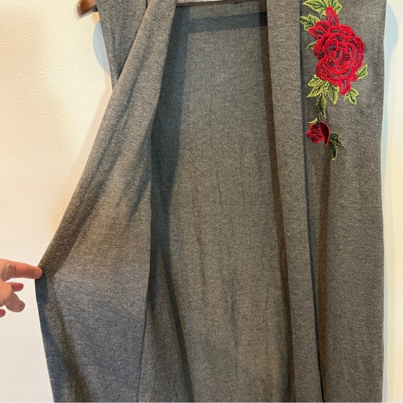 Joseph A Sleeveless Open Front Knit Rose Appliqué Sweater Cardigan - Picture 3 of 7